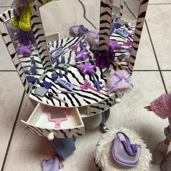 Bratz Funky Fashion Furniture Vanity with Slumber Party Yasmin and Accessories - Picture 3 of 9